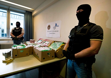 Polizisten und das sichergestellte Kokain